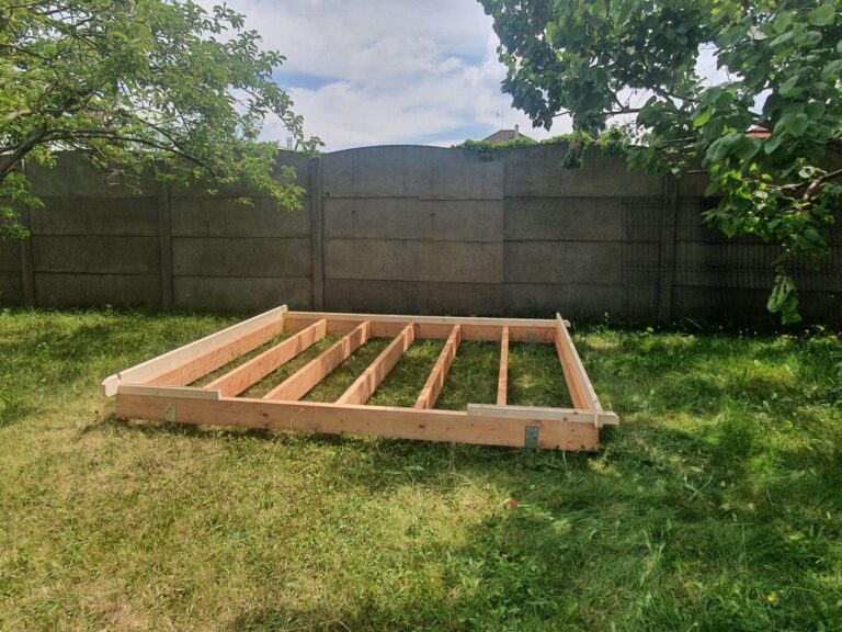 Stavba zahradní chatky na zemních vrutů