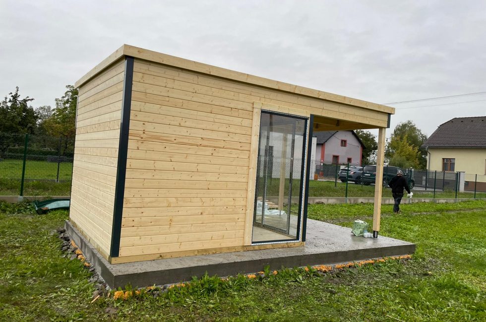 Realizace moderního zahradního altánu se zastřešením ze severského smrkového dřeva