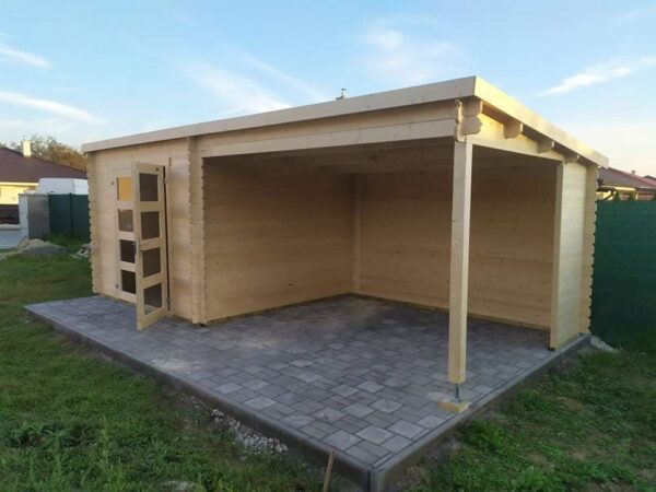 Zahradní chatka Novia s přístřeškem, světlým dřevem a minimalistickým designem.