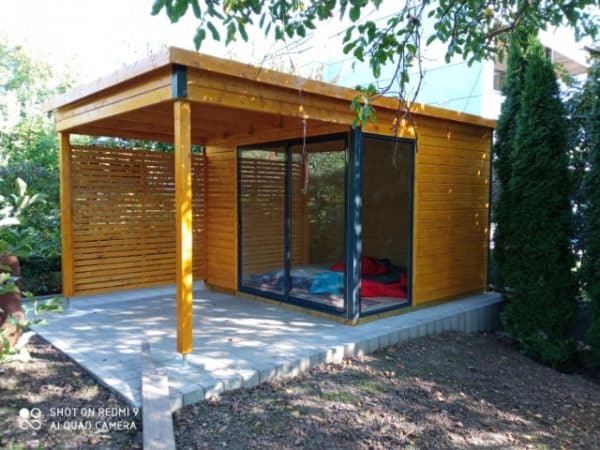 moderní zahradní chatka s velkými okny a terasou s podlahou