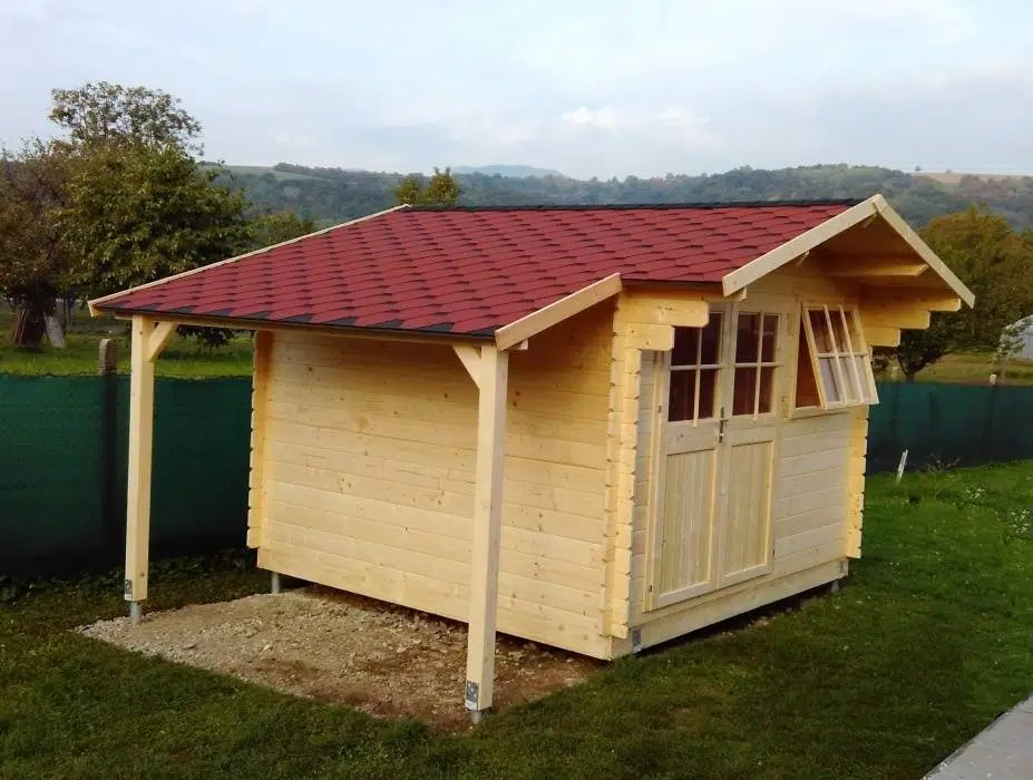 malý dřevěný zahradní domek s prosklenými dveřmi a červenou střechou