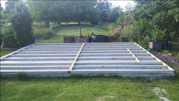 základová deska připravená pro dřevěnou stavbu