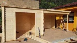 dřevěná chatka ve fázi výstavby s otevřenou konstrukcí