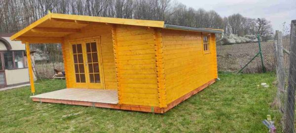 Zahradní domek s přístřeškem LT Rock, jednoduchý design.
