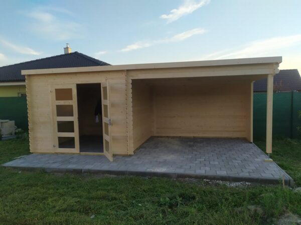 Zahradní chatka Novia s přístřeškem, moderní dřevěná konstrukce s prostorným krytým vstupem.