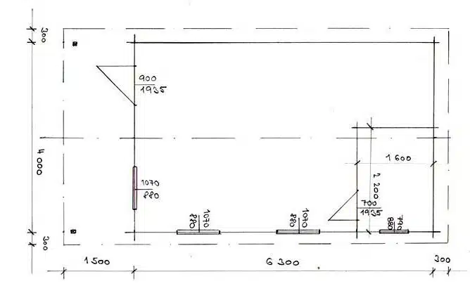 Náčrt půdorysu dřevěné stavby s rozměry a rozložením místností, zobrazující rozměry stěn, dveří a vnitřních příček