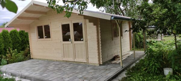 Zahradní rekreační domek Gotland 7F s přístřeškem, detailní pohled na dřevěnou konstrukci a připojený přístřešek.