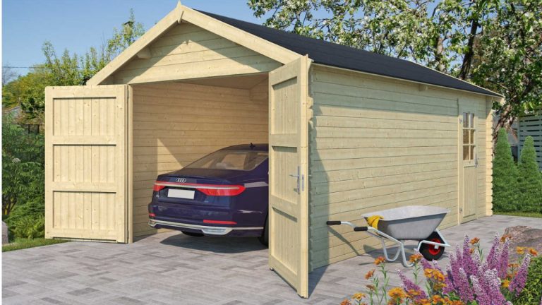 Dřevěná garáž Otelo 34 s otevřenými dveřmi, parkujícím černým autem Audi a zahradním nářadím.