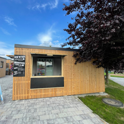 Mobilní prodejní stánek CUBE VARIANT 2 s dřevěným obložením na parkovišti