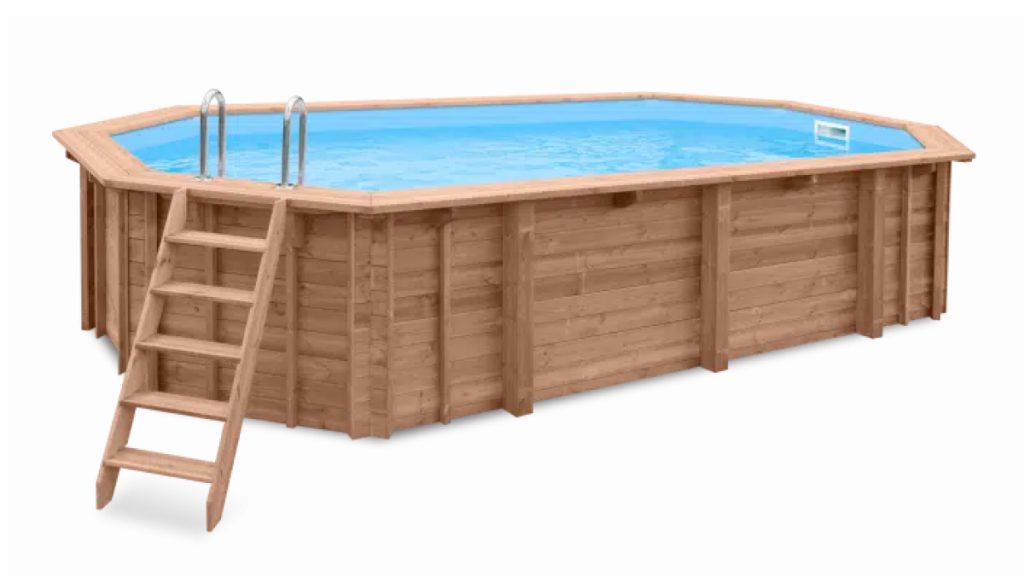 Montovaný dřevěný bazén Edenn s modrou vodou, dřevěným schodištěm a chromovými madly na zahradní parcele