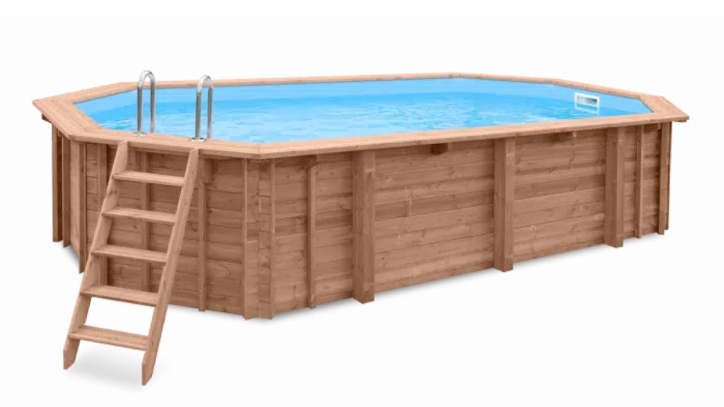 Osmiúhelníkový nadzemní dřevěný bazén Ocean s nerezovými schůdky a modrou hladinou v zahradě