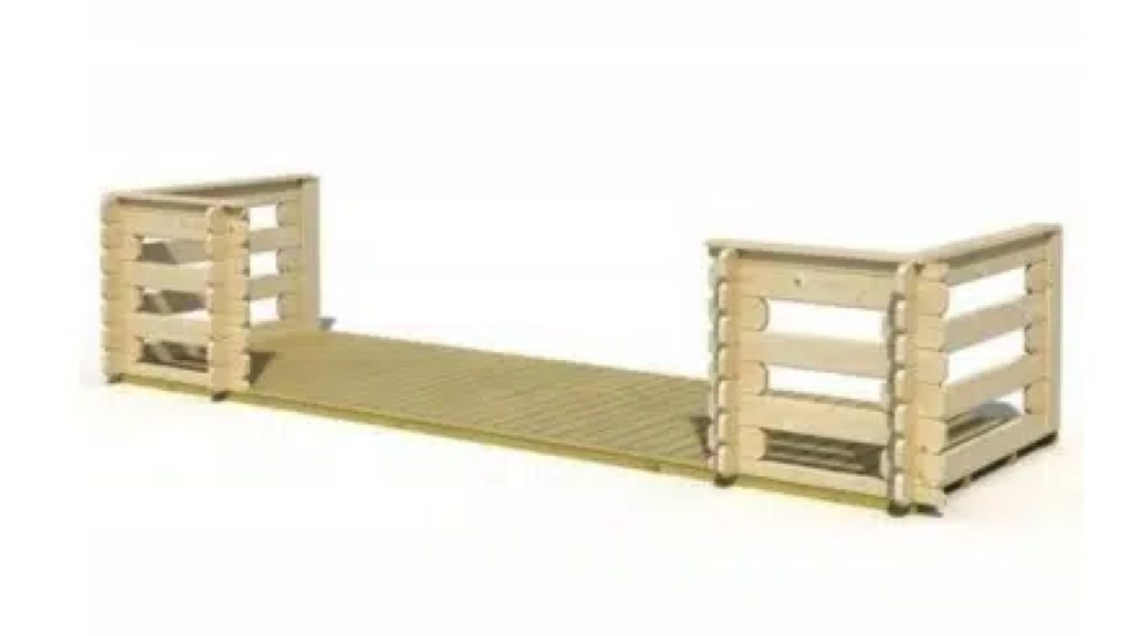 Dřevěná terasa k zahradní chatce ze světlého dřeva s madly