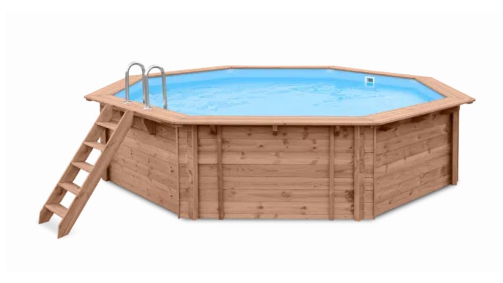 ** Dřevený zahradní bazén Tropik s modrou vodou, dřevěným schodištěm a ocelovými madly