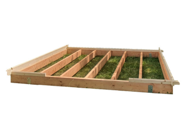 Konstrukce dřevěného základového roštu pro zahradní domek instalovaná na zemních vrutech